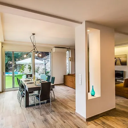 Likely And Spacious 4 Bedroom Pool 别墅