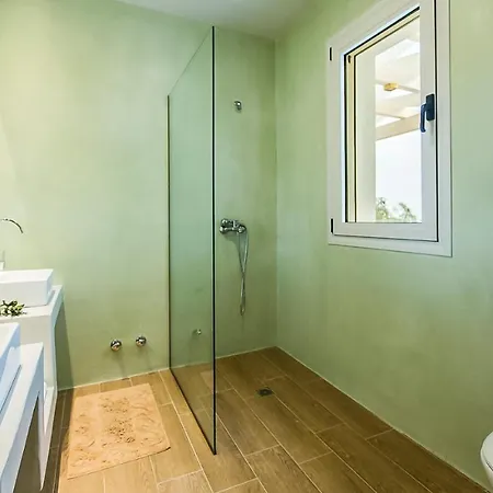 Likely And Spacious 4 Bedroom Pool