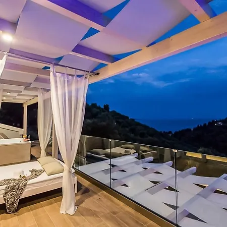 Likely And Spacious 4 Bedroom Pool *