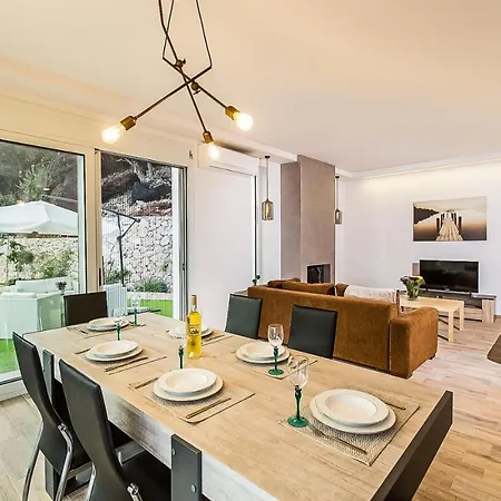 Likely And Spacious 4 Bedroom Pool