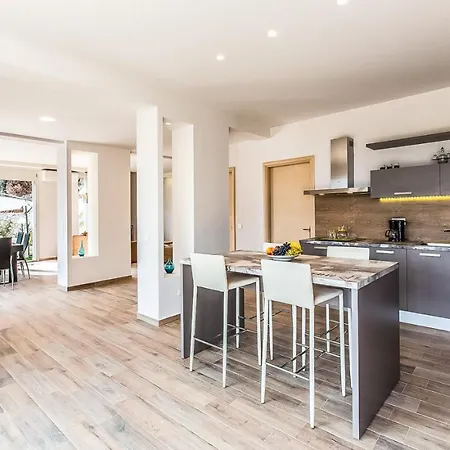 Likely And Spacious 4 Bedroom Pool 别墅 *